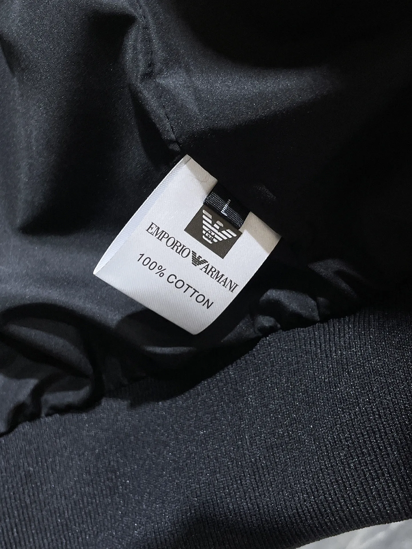 Armani official website Same Style, complete with three labels, on sale in advance. 2026 Autumn and Winter New Arrival men's jacket, Original with complete three labels, Premium version. Custom-made fabrics at the counter. Breathable, high comfort, impeccable details, brand element design concept, reflecting high quality. It feels delicate and soft, presents a casual cut, and has a great upper body shape. Sizes: M～3XL